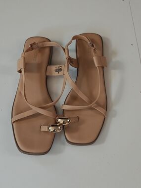 Old Navy Femme Strappy Tan Flat Sandals Gold Hardware Size 9